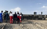 انتقال مسافران و مصدومان از محل حادثه قطار مسافری مشهد-یزد
