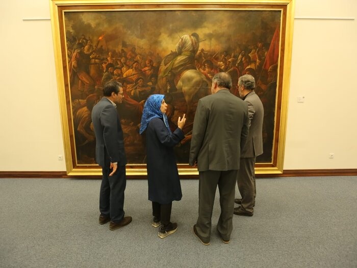 معاون هنری وزیر ارشاد از نمایشگاه آثار حسن روح‌الامین دیدن کرد