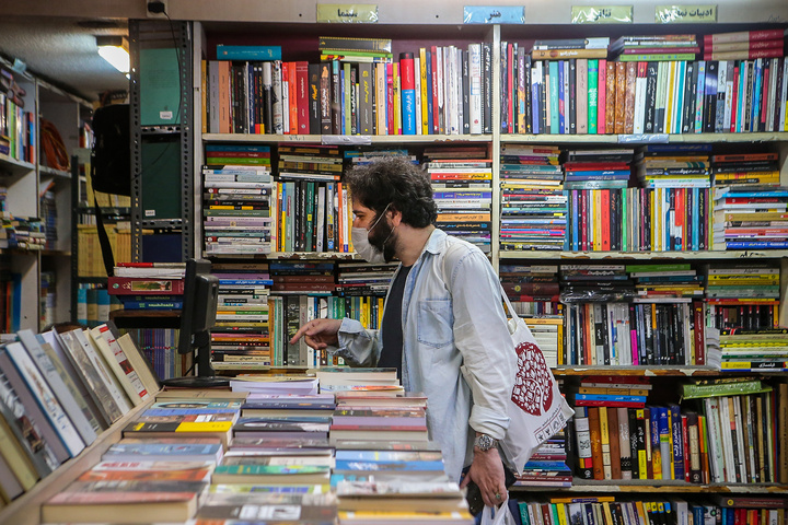 خیابان انقلاب با راسته‌ی کتاب فروشی