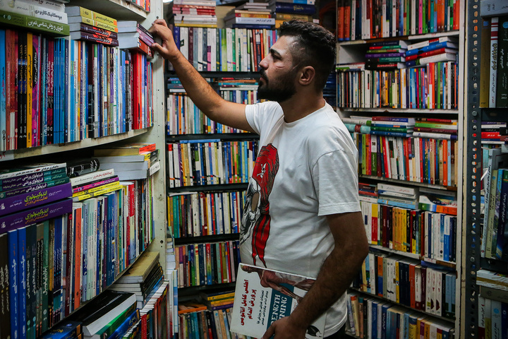 خیابان انقلاب با راسته‌ی کتاب فروشی