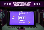 ببینید/  VAR در جام جهانی چگونه به داور کمک می‌کند؟