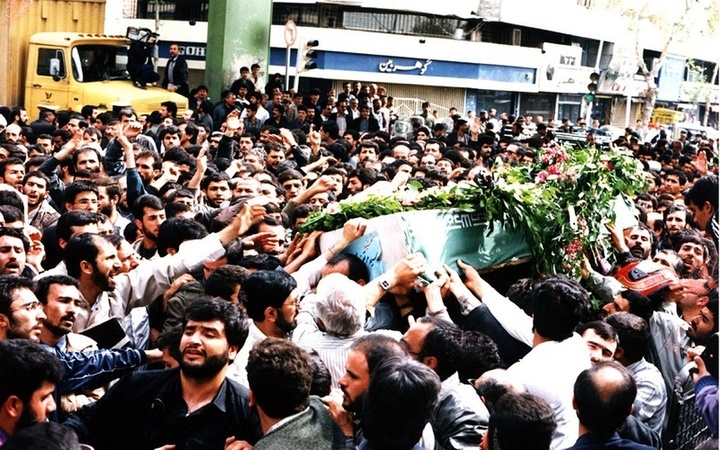 ببینید/ ویدیویی کمتر دیده شده از حضور رهبر انقلاب در مراسم تشییع شهیدآوینی
