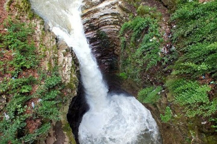 ببینید/ معجزه باورنکردنی در دل طبیعت؛ آبشار عجیبی که آب در آن سربالا می‌رود!