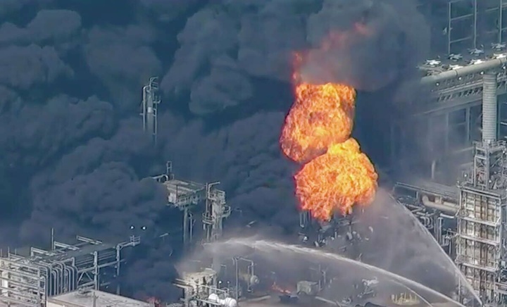 ببینید/ اولین تصاویر از آتش‌سوزی در پالایشگاه نفت آمریکا