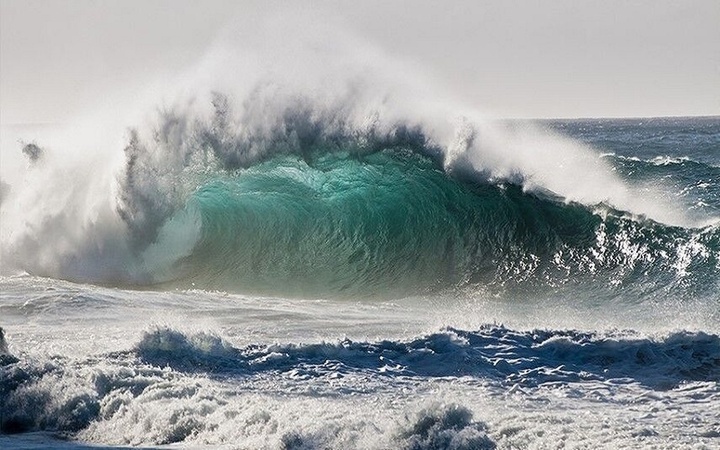 افزایش ارتفاع موج در دریای خزر تا ۱.۵ متر/ احتمال غرق شدن شناگران
