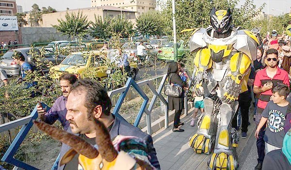 محوطه تئاتر شهر در تسخیر عروسکها محوطه تئاتر شهر در تسخیر عروسکها