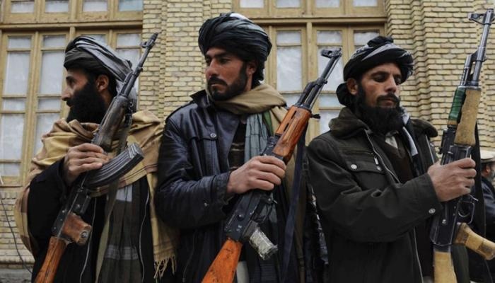 ببینید/ ویدئویی عجیب از اسکورت رئیس طالبان
